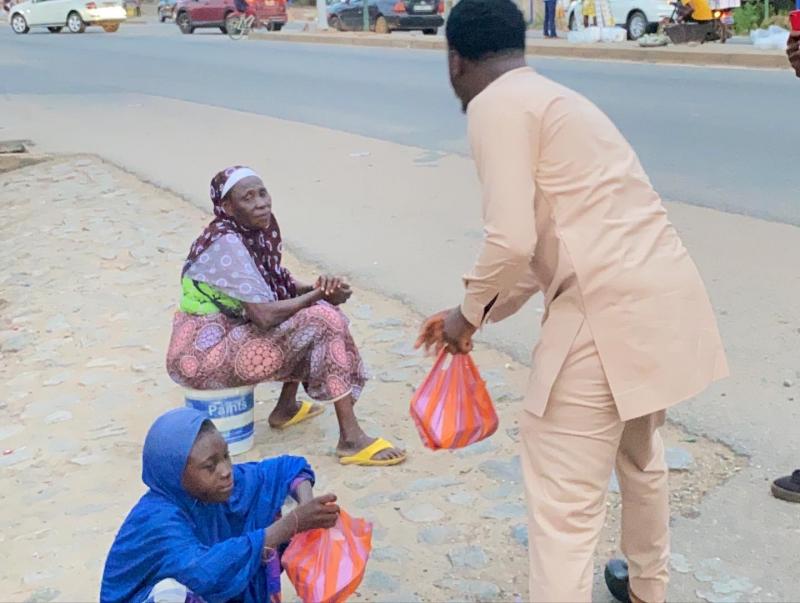 ABD-Traore-Donates-to-the-Unde