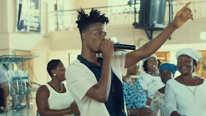 kwesi-arthur-at-church